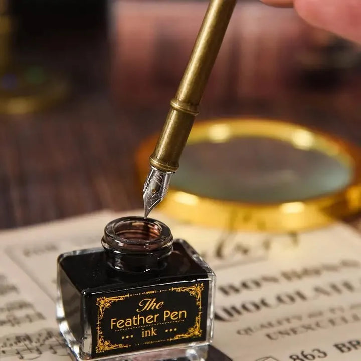 Elegancki zestaw do pisania z bialym piorem i vintage akcesoriami