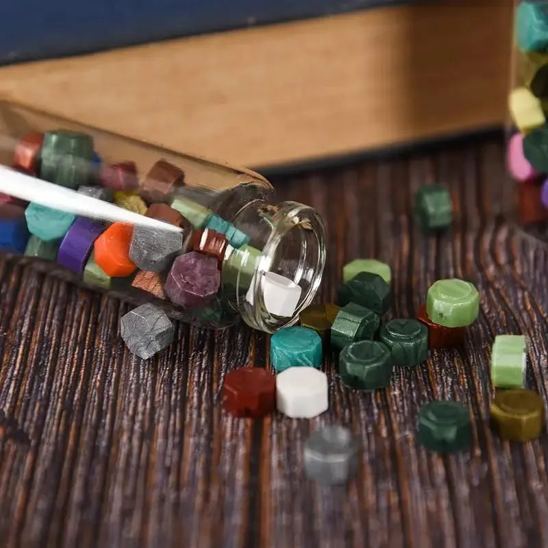 Elegancki zestaw do pisania z bialym piorem i vintage akcesoriami