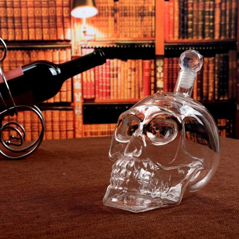 Karafka ze szkła w kształcie czaszki