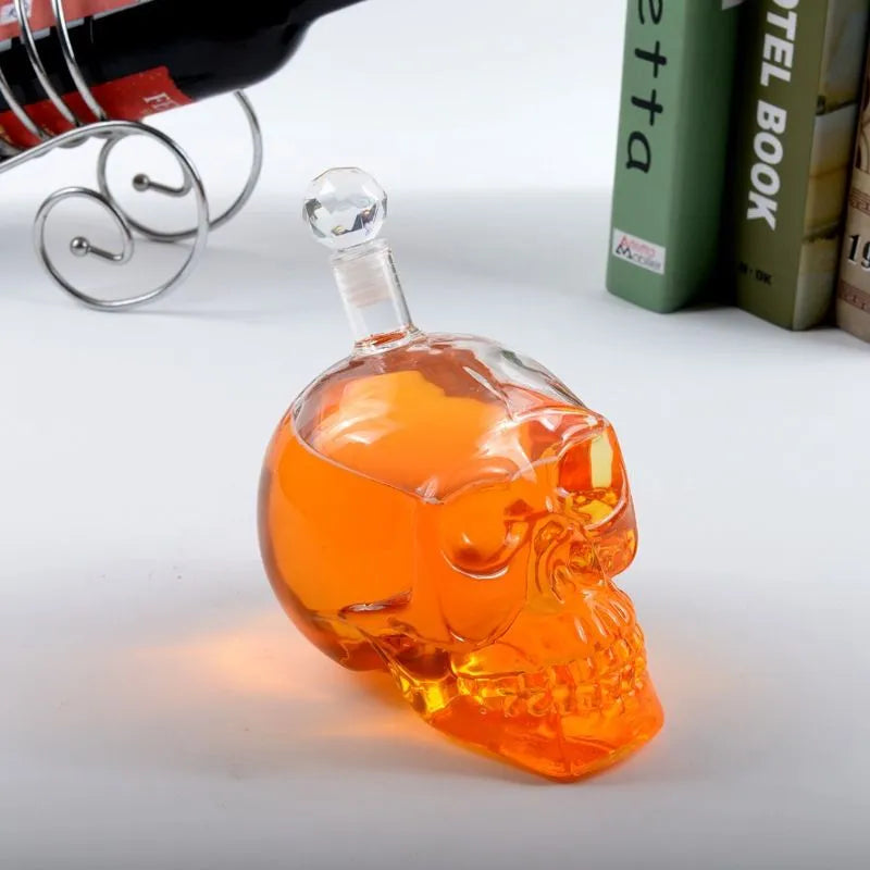 Karafka ze szkła w kształcie czaszki