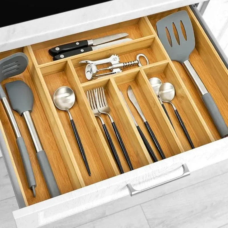 Regulowany bambusowy organizer na sztucce z 8 przegrodami