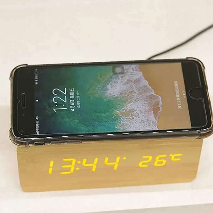 Zegar LED z ładowaniem bezprzewodowym