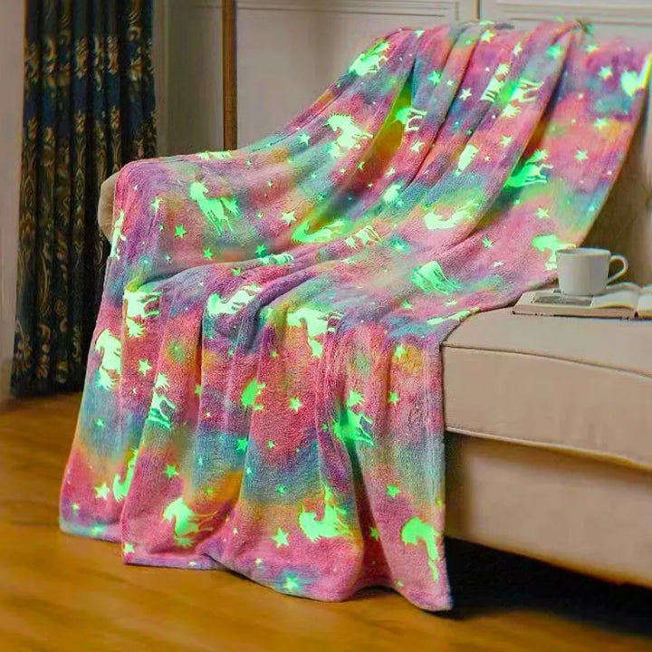 koc-swiecacy-w-ciemnosci-z-jednorozcami-flanela-130-x-150-cm