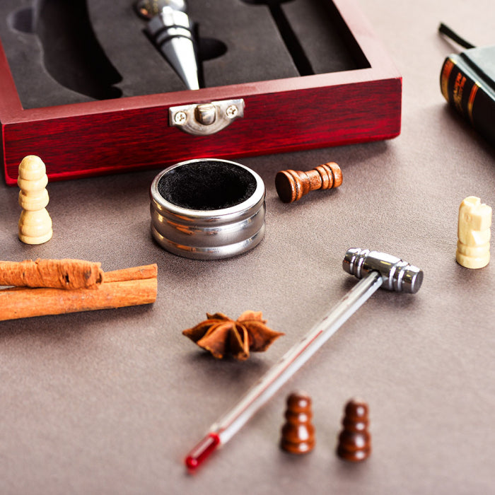 Zestaw szachów i akcesoriów do wina Checkmate Elegancka Kaseta